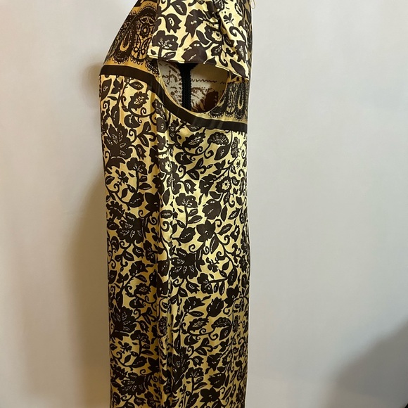 Elegant Brown and Cream Dress - Picture 3 of 5